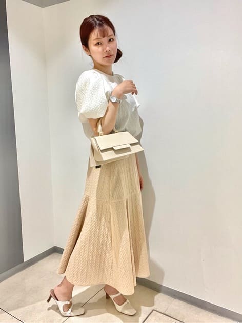 UKUREジャガード加工により、立体感のある柄のような風合いが特徴です。
他と被らない、夏まで着れるお洒落な一枚着です。

ブラウスは、インせずアウトにして、パンツにも合わせてお召しいただけます。
また、ブラウスはお洗濯可能で、お袖がゴムなので着心地が良いです。

スカートはブラウスと、色を合わせてセットアップでも着用可能です。
(黒、オレンジはセットアップ対応。)
生地がとても軽く、マーメイドシルエットの切り替え位置も高いので、非常に歩きやすいです。
スタイルアップもしやすいスカートとなっております。