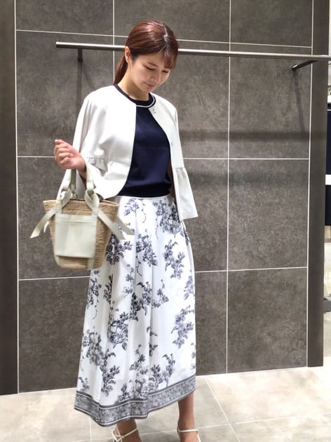 お出掛けの気温変化に対応したコーディネートです👗🎏

・ジャケットは、ノーカラーの程よい首開きで着心地が良いです。
裏地がないので、とても軽く✨✨お洗濯も可能です☺️
生地も柔らかく、シワになり辛いつるつるした触り心地です。

・ニットは、サラッと着れて蒸れないです🫧
ウエスト部分のリブは、ウエスト位置で留まるので、ニットをアウトで着てもだらしなくなりません🙅‍♀️💞
通勤用スーツの中に、ニットを合わせるのもオススメです✨

・スカートは、リーフ柄スカーフをイメージしてデザインされています🍀
生地もスカーフのような触り心地と光沢感を、ポリエステルで作っています🎀