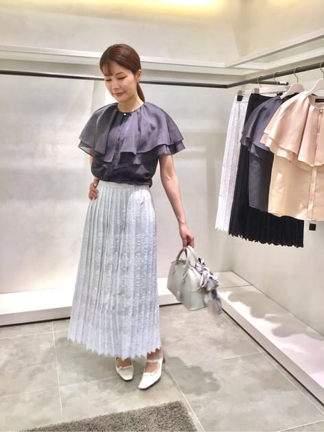 ブラウスは、ツヤ感のある夏まで着れるブラウスです🎀
首元のパールボタンが、ワンポイントで可愛く、
マーメイドスカートやタイトスカートと合わせても相性が良いので、オススメです🌷

スカートは、オリーブ柄の刺繍が入っていて涼しげなデザイン🫒🤍
裾がヒラヒラしていて可愛いのも、ポイントです！
ウエストの後ろにゴムが付いていて、生地も柔らかいので、着心地が良いです🐥