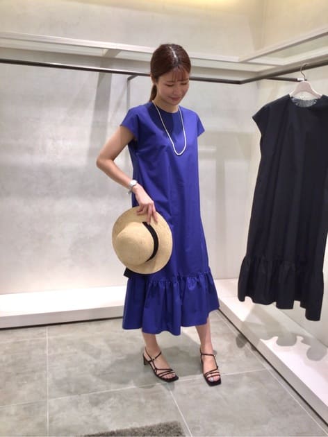 サラッと真夏まで着れる素材で、裏地無しなので涼しいです👗✨
付属でリボンとキャミペチコートが付いています☺️💓
夏の大切なイベントにリボンを結んでも✨スニーカーに合わせてデイリー使いも出来ちゃうワンピース💙🖤
ポケットが付いていて、お洗濯可能なので、とても便利ですね♪