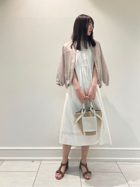 ワンピース▼
夏にはワンピース1枚が楽ちん🍋🍃
白は涼しげに着ていただけます🌻

アンダードレスが付いているので、透け感も気にならないです◎

ブルゾン▼
シアー感のある素材なので風通しも良く、ちょっとした羽織物にばっちりです✨

ワンピースとも相性が良く、パンツにも合わせやすい丈感なので着回しできます💓
シワになりにくく、お家で丸洗い出来るのも嬉しい点です◎