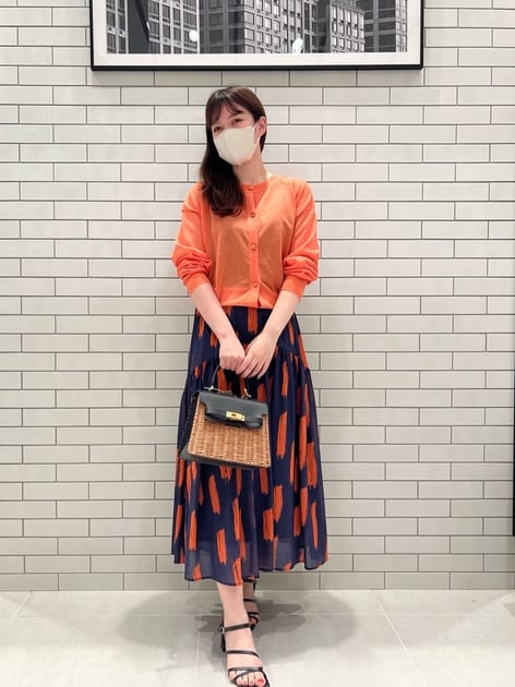 オレンジのワントーンコーディネート🧡

気温が上がると綺麗なカラーが着たくなります✨
シアーカーディガンは程よい透け感で女性らしく着て頂けます😌💕
スカートのペイント柄もパッと目を引くのでオシャレ度をアップしてくれます👏