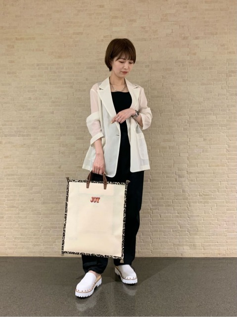 【コーディネートポイント】
シアーのジャケットをメインに、カーゴパンツとシューズでカジュアルに合わせています。
ジャケットはシアーな素材なので、暑い時期にもさらっと羽織れるアイテムとしておすすめです。