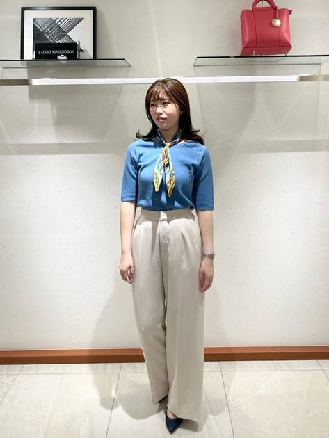 デイリー使いしやすいシンプルなコーディネートです！

ネックレスだとちょっと物足りない…という時にスカーフを巻くとオシャレ感がよりアップするのでおすすめです😸🎶

ニットはVネックと丸首の2Wayで着用していただけます！