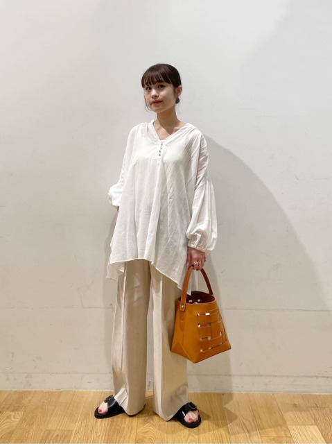 【コーディネートポイント】
柔らかいコットン素材のブラウスを使ったリラックスコーデ。
上下ホワイトにまとめ、夏にぴったりな涼しいコーディネートに。
