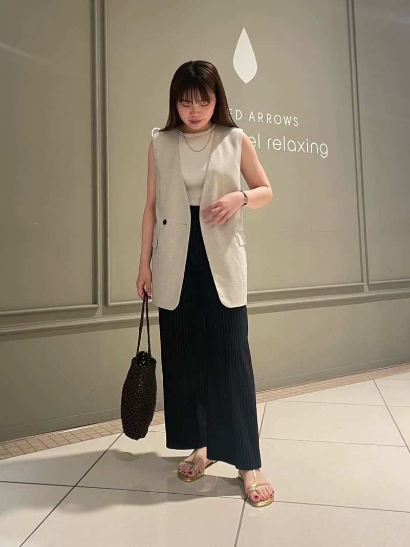 【コーディネートのポイント】
ノースリーブとベストを合わせ大人っぽい印象にしました。サンダルにストライプのリネンパンツを合わせ、カジュアルさを出しつつもキレイめなコーディネートにしました。