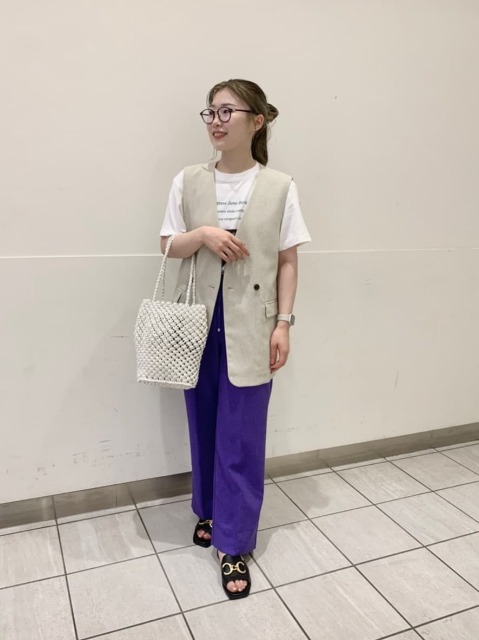 【コーディネートポイント】
パキッとしたパープルのパンツを主役にし、
ベストの中にプリントTを取り入れて
綺麗めカジュアルなコーデにしてみました。
サンダルはフィット感があり、履きやすくオススメです。