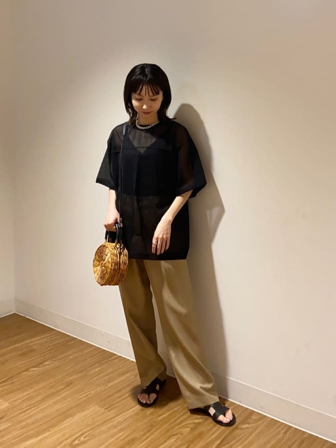 【コーディネートポイント】
シアートップスは大きめのシルエットの為、Tシャツや華奢なタンクトップなど様々なアイテムとレイヤードしていただけます。