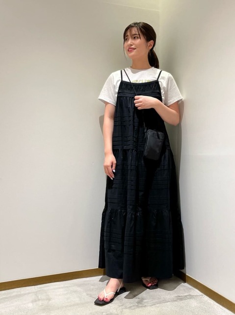 【ポイント】
・ワンピースはふんわりとやや広がりがあり柔らかい印象ですが、オチ感もあるのでスッキリ見えます。

・ペチコートと合わせて1枚でお召しいただくのも、デニムやカラーパンツと合わせるのもおすすめです！