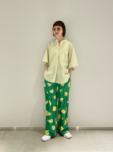 【コーディネートポイント】
明るい気分になれる、花柄パンツがメインのカラーコーディネートです。
足元はホワイトで爽やかにまとめました。