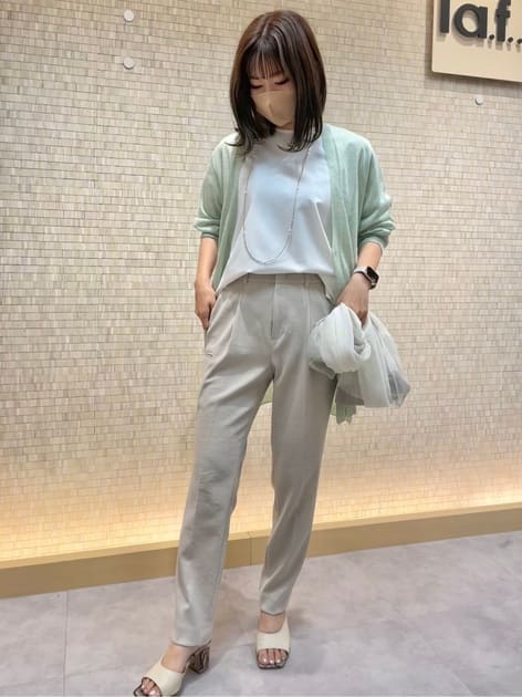 カーディガンは、ラエフでも人気のイタリアインポート素材GALAXYシリーズ🪡
さり気ないラメとシアー感🪄ホールガーメントで着心地も抜群🫂
同シリーズのニット(3612-33019)とアンサンブルにも💚💚

インナーには一枚でも透けにくいカットソー👚
後ろ見頃にはボタンディテールや、サテン切り替えなどシンプルの中にもお洒落さが🙆‍♀️

今年トレンドのカーゴディテールパンツは、
UVカット、接触冷感と夏に嬉しい機能もバッチリです👍🏝