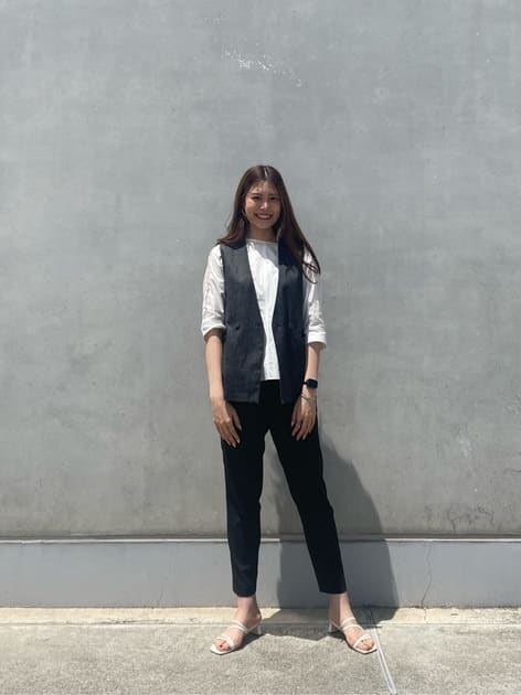 スタイルアップコーデ
●ジレ
羽織るだけでオシャレが叶い、上半身も
コンパクトにスッキリ見せてくれます！
軽く羽織りやすいです！

●ブラウス
袖の刺繍デザインがオシャレなブラウスです！
袖があるのに涼しくスカートパンツなんでも相性良く合わせられます！

●パンツ
タックが入っていてピタピタにならないラインではけて楽ちんです！いつもは気になるお尻周りやもも周りがスッキリ見えます！涼しく洗えてシワにならないのも夏場嬉しいです！