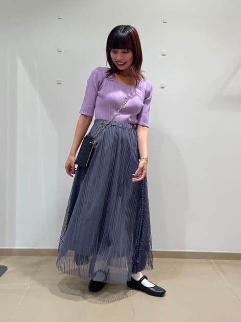 パープルのニットにチュールのスカートを合わせた綺麗めコーデ🌷
スカートはゴムなので、楽に履くことができます！
ニットは生地が柔らかく、肌の弱い方にもおすすめです🌼