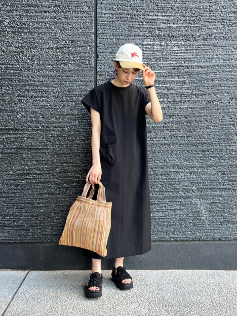 【コーディネートのポイント】
ブラックの組み合わせですが、
ワンピースの丈感や小物で軽さを出して
レジャーシーンなどをイメージした
スタイリングにしました。