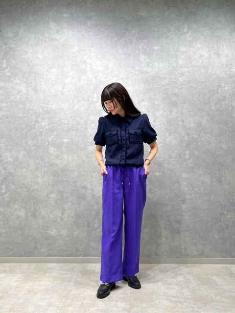 【コーディネートポイント】
寒色合わせでモードな印象のコーディネートにしました。コンパクトなトップスは、アウターとしても着用していただけます。ビビットなパープルを合わせ、キレイめ見えしすぎず、トレンド感のあるコーディネートにしました。