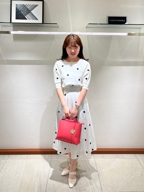 同じドット柄のトップスとスカートをワンピース風に着たコーディネートです。

上下白なので、アクセントカラーに色物の小物を使うとコーディネートが引き締まってオススメです(^^)

ドット柄は流行り廃りがあまりないので1枚持っておくととっても便利です！