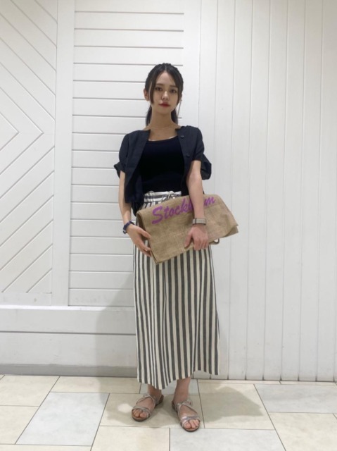 【麻キャンバスノーカラーシャツジャケット】
サイズ感：身幅が広めで、裾に縛りがあるのでクロップド丈でも着ていただけます。
素材感：柔らかみのある素材感の中に麻特有のハリ感があります。
着用感：トップスとしてもジャケットとしても使える為、1つあるだけでコーディネートの幅が広がるアイテムです。

【レーヨン麻ストライプストレートスカート】
サイズ感：足首が見える丈感の為、ローヒール合わせでもスッキリした印象になります。
素材感：麻の風合いを残しつつレーヨンの柔らかさがある夏らしい素材感です。
着用感：後ろにスリットが入っている為、ゆとりのある涼しい着心地です。