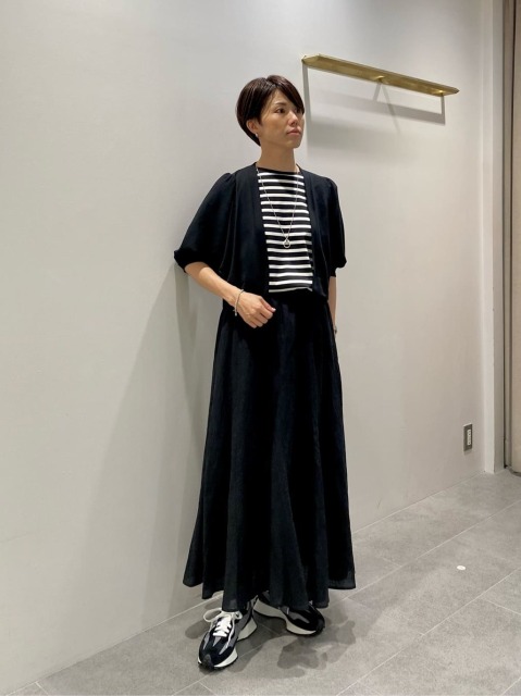 【コーディネートポイント】
モノトーンなカジュアルコーディネートにいたしました。スカートは広がりすぎず、裏地がついているので透けを気にせずお召しいただけます。