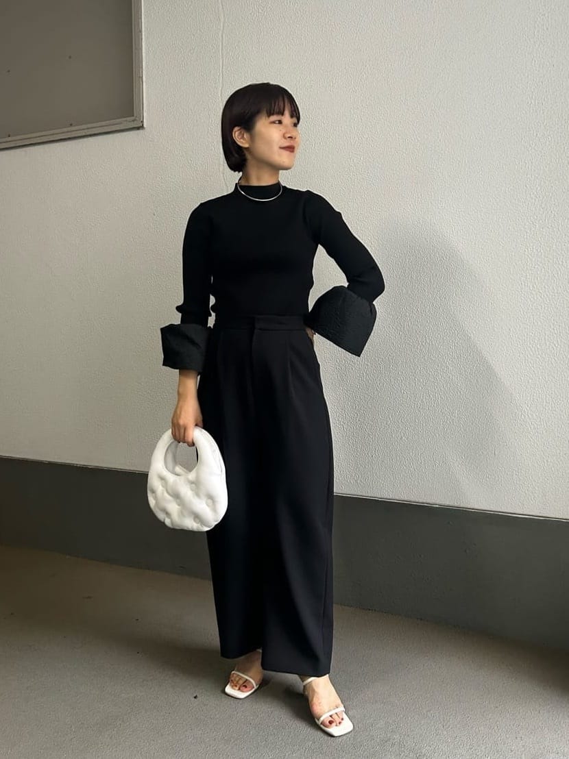 【コーディネートポイント】
立体的な袖口が特徴なニットをメインにコーディネートしました。
小物を白でまとめ女性らしい印象にしました。