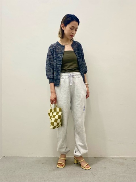 【コーディネートポイント】
スウェットパンツにトップスを足元を女性らしいアイテムを合わせて大人カジュアルにしてみました。