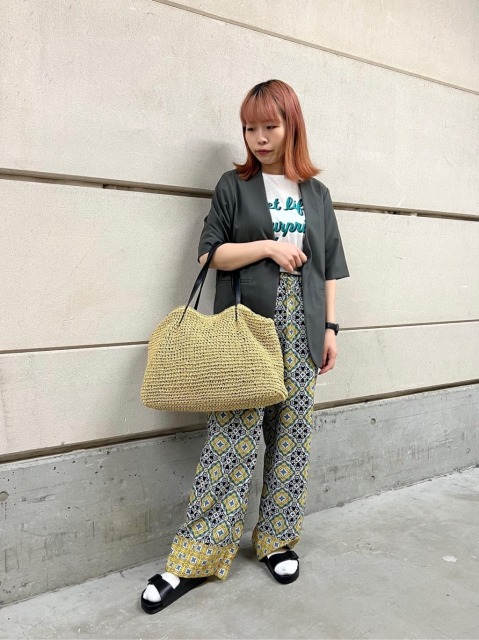 【コーディネートポイント】
色味を統一したコーディネートにしました。
半袖のジャケットを合わせて、カジュアルになりすぎないようにしています。