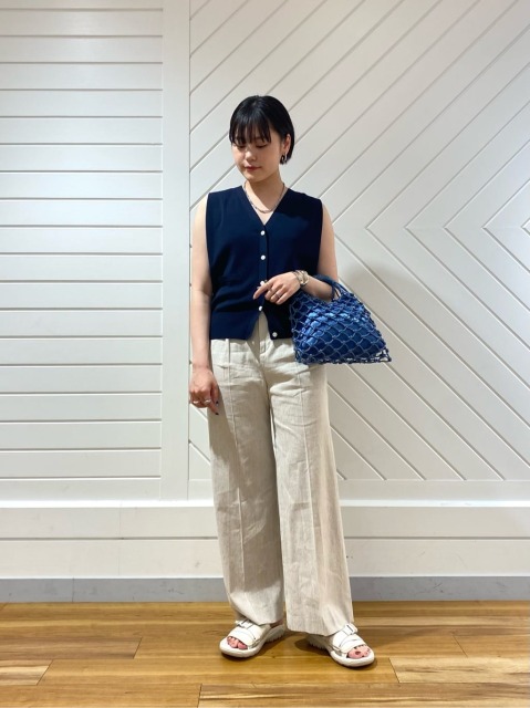 【コーディネートポイント】
ノースリーブとしてもベストとしても活躍するトップス。着丈や身幅はスッキリとしたサイズ感なのでカジュアルになり過ぎず、色んなシーンで着用できる万能アイテムです◎