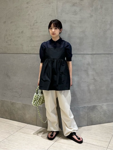 【コーディネートポイント】
フェミニンな印象のブラウスなので全体が甘くなりすぎないよう、カーゴパンツとコーディネートしました。