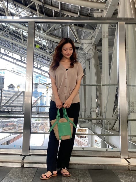 【ニットベスト】
パンツでもスカートでも合わせやすいニットベスト🧶お袖は程良い丈感なので、二の腕もカバーできます😌！！
清涼感があり、カーディガンとして羽織るとこも出来るので、色んなコーデが楽しめます💕

【パンツ】
総ゴムで楽ちんパンツ✨
UVカット、防シワ👏
ストレートワイドシルエットなので、広がりすぎずスッキリです◎
夏場に一本あると大活躍間違いなしですね🌻✨