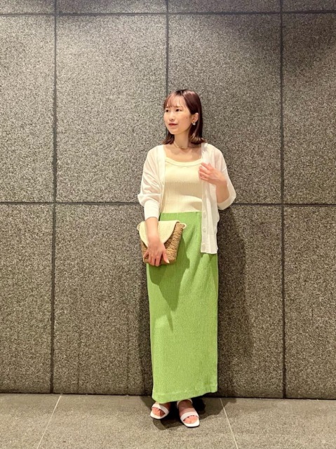 【シアーVネックカーディガン】
サイズ感: ゆったりとしたサイズ感ですが、袖口や裾のリブでメリハリがあります。
素材感: 少し光沢のある糸が織り込まれており、綺麗めな印象です。程よい透け感が涼しげです。
着用感: 柔らかい着心地で通気性が良いので、夏の羽織りにもオススメです◎