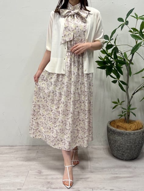 胸元のリボンがポイントのワンピースを着用しました🎀
リボンは取り外し可能な2WAY仕様！
少し甘いかも？と思う場合は取り外してシンプルに着用できます♡
ウエストゴムでとてもラクチン✨
腕まわりが気になる方はカーディガンやジャケットを羽織れば安心です◎
1着あれば華やかなスタイリングが決まります🍒

合わせたカーディガンは、さらっとした肌触りのショート丈🍃
ワンピースやスカートに合わせやすい丈感です！
小さく畳んで持ち運びもしやすいので、これからの季節に大活躍間違いなしですね🌻