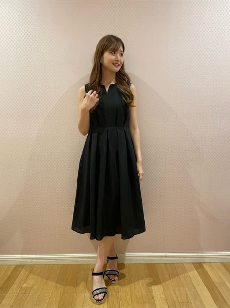 今年のキレリラワンピは麻タッチ素材でかなり軽くて夏にぴったりなワンピです☀️
タックがふんわりしますが、ウエスト切り替えがあるので膨張せず、スタイルアップ見えしてくれるのが嬉しいです❤️
シアーカーデは二の腕、冷房、紫外線カバーなど夏に必須アイテムです👌