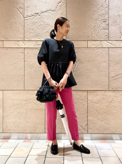 ジャガードのブラウスと元気のでるような綺麗な色のパンツを合わせて、シンプルな組み合わせで華やかさの出るスタイリングです。
Athena New Yorkの傘とローファータイプのレインシューズで、梅雨時期もオシャレに！

【サイズ感・着心地】
トップス：ややゆったりめ。ふんわりとした印象ですが、肩はコンパクトで、切り替えも高い位置にあるのでスタイル良く見えるシルエットです。黒は透け感は気になりませんでした。

ボトムス：標準的。ドライタッチで清涼感のある素材です。細身のテーパードシルエットで、リピーターの方も多い着回ししやすいシルエットのパンツです。

シューズ：少し大きめ。肌あたりが柔らかく履きやすいです。