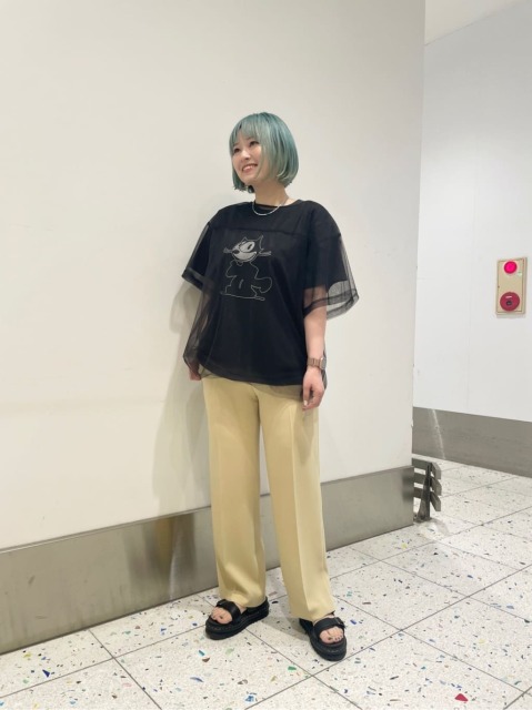 【コーディネートポイント】
Tシャツだけではカジュアルになってしまうのを、シアーのチュールを合わせるだけでワンランク上のコーディネートに♪

パンツは黄色で合わせ
春夏らしい爽やかな印象で纏めました♪