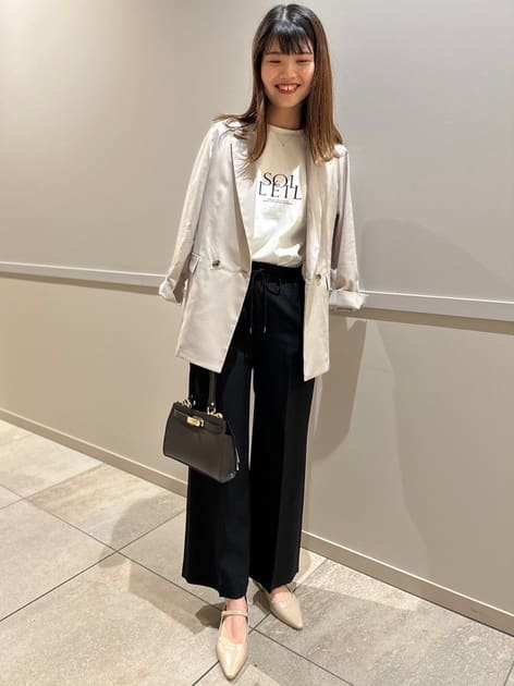 【ジャケット】
麻混で涼しくて軽いジャケット✨
シャツ感覚で着て頂けるので、普段使いもしやすいです🤍
パンツにもスカートにも合わせられて、一枚羽織るだけでトレンド感がプラスされます✨😊

【トップス】
コットン100%のロゴTシャツ🫧
さらに接触冷感なのも嬉しいポイントです🧊
透けにくく軽やかで、何にでも合わせやすい万能Tシャツです💓

【パンツ】
麻調素材の涼しげな防シワパンツ🌿
ウエストがゴムなので、とても楽に履いて頂けます🎶
ストレートワイドのシルエットが綺麗で、カジュアルにもキレイ目にも合わせられます👌🏻