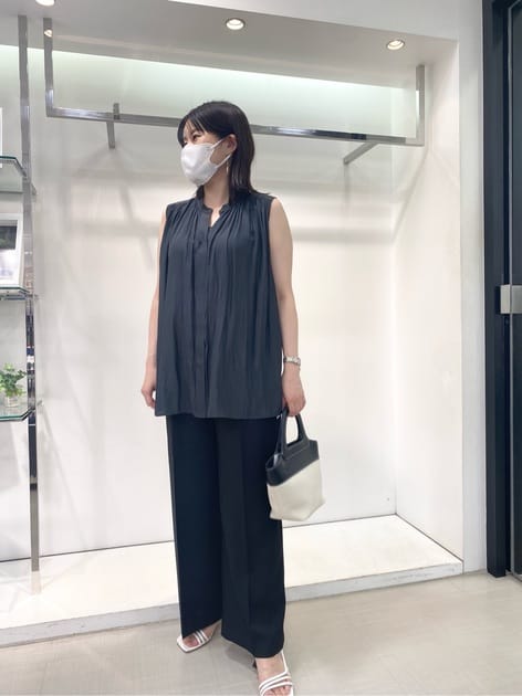 🤍ブラウス🩵
落ち感があり、ボリュームが出過ぎずきれいめ着用できます。軽い素材なのでボトムスにインしていただいても👌ヒップまでくる着丈が嬉しいアイテムです。
またUVカット、速乾性、接触冷感の機能ありです。

🤍パンツ🩵
とにかく軽くて履き心地の良いパンツ✨
麻みえですがシワになりにくく、お洗濯もできます🫧
合わせがしやすく、カジュアルにもきれいめにも使えるこの夏マストのアイテムです。