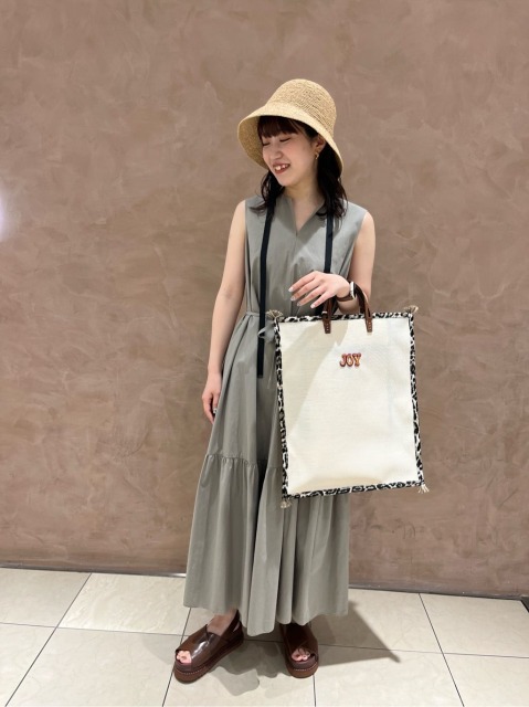 【コーディネートポイント】
リゾート感を意識し、UVカットのついた帽子に、メッシュ素材のバッグを合わせました。
ワンピースは着心地が楽で体のラインを拾いにくい万能アイテムです。ウエストを紐で締めるとメリハリのあるラインができ、着痩せ効果が期待できます。