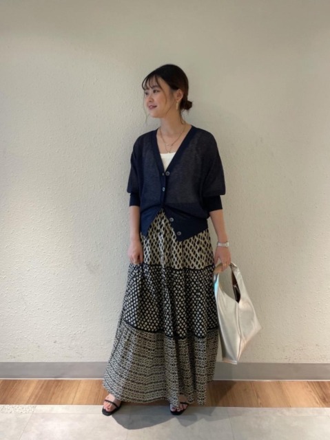 【ミックスプリントギャザースカート】
サイズ感:ウエストゴムなので、楽に履いて頂けます。
素材感:綿100％で柔らかく、軽い素材感です。
着用感:ミックス柄が目を引く1枚。小柄さんでも着丈短めのトップスと合わせることでスッキリ着て頂けます◎