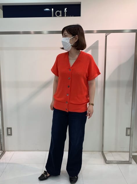 ニット▷▶︎鮮やかな朱赤のカラーが目を惹くこちらのニットは1枚で主役にしてもらっても、カーディガンで羽織りにしても使える2wayニットです✨首あきがVネックになるので、スッキリ見えしますよ♪素材感はサラっとした肌触りで、ちょっとパイル地のようなフンワリ柔らかな生地で女性らしさがありますね！

パンツ▷▶︎快適な湿度に整えてくれる機能性素材のデニムです♪バツグンのストレッチに加え軽さもあるので、暑い夏にかなりオススメのデニムですよ✨