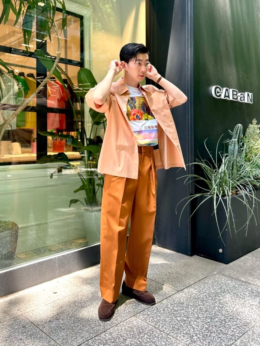 アートプリントのTシャツはシンプルな装いになりがちな夏に活躍する一着です。

素材は非常に細くしなやかなスビンコットンを使用。なめらかで贅沢な着心地です。

羽織りの半袖シャツは軽くて丈夫なコットンシャンブレー。洗濯が増える夏に着回しやすいアイテムです。

夏らしく明るい色でまとめました。