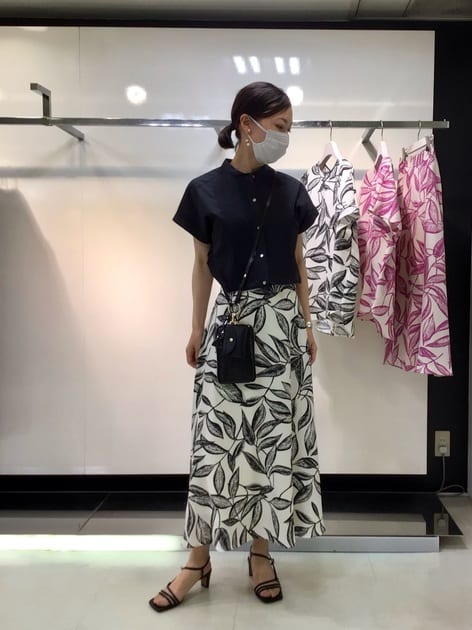 夏の柄物を取り入れた、上品なオススメコーディネートです★

▶︎スカート…リーフ柄が涼しげなスカートです。セミフレアなので広がりすぎず、長さも適度にあるのでスッキリ見えます！履き心地も後ろだけゴム仕様の為に、トップスをインしてもきちんと感は損なわれません★
お揃いのブラウスもあるので、ワンピース風にも着られますよ。

▶︎ブラウス…張りのある生地で身体に張り付かず、涼しい！首元も詰まっているので、上品です★
ブラウスはスカートインにしても、外に出しても、どちらも素敵な着こなしです！