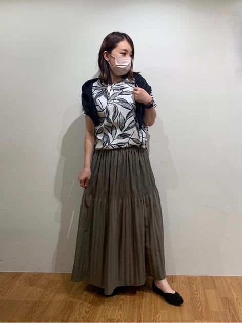 【トップス】
麻のような風合いですが、ポリエステルブラウスなので、シワになりにくく、お手入れも楽ちん。
大きめのリーフ柄もわモノトーンだと派手さがなく、シックなコーディネートが楽しめます。

【ボトム】
ヒップ周りが広がらないよう工夫されたプリーツスカート。深みのある上品なカーキで、夏の大人カジュアルコーデが楽しめます。
ウエストゴムで、伸縮性のある生地なので、履き心地抜群です。