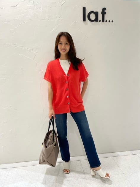 ラエフのサマーニットは、タオル地の様なフワフワな手触りで着心地抜群♡
カラーがキャッチになるのはもちろん、トップスとしても軽い羽織としても着られる優れものです😊4色展開で七分袖のガーディガンもあるので迷います💗

イスコデニムはのびのびで履き心地◎なのに、シルエット綺麗にスッキリ見えて本当にオススメです❣️