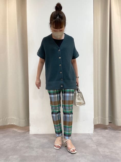 新作入荷のジレニットを、存在感のあるパンツと合わせてみました☺️
ジレニット🧶と書きましたが、お袖の長さもあり前を閉じたらサマーニットとしても🙆‍♀️
ポリエステル52%✖️ 綿48%🧵の糸で編んだニットは、清涼感のあるドライな風合いに❣️表面も気持ちいい肌触りなので、夏でも着たくなります🎐

インナーに着たカットソーは、ラ.エフ定番のラインスター半袖💗
前見頃は2枚重ねになっており、前を開けた羽織りのインナーに使っても下着のラインが目立たない優秀カットソー❣️ポリエステル100％素材で光沢感があり、イージーケア抜群です✨
ジレニットのお袖から出ないのも嬉しいポイント♪

パンツは、ラ.エフには珍しい大柄チェック😊存在感ありすぎ？と思ったら、チェック柄にはカラーが色々入っているので、1色をトップスに取り入れるとスッキリまとまって見えます🙌
このパンツ、ストレッチが驚くほど感じれるパンツ✨
いつも無地パンツしか履かない私も、履きたくなる着心地です⭐️