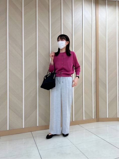 ◻︎カーディガン
　程よい透け感で、トレンド感あるスタイリングになります✨
　消臭効果や吸水速乾など機能性に優れており夏場快適に過ごせます！
◻︎パンツ
　ライトグレーは重い印象になりにくく、カラー合わせでも馴染みが良いです
　また、休日にはTシャツなどのカジュアルスタイリングもオススメです👌