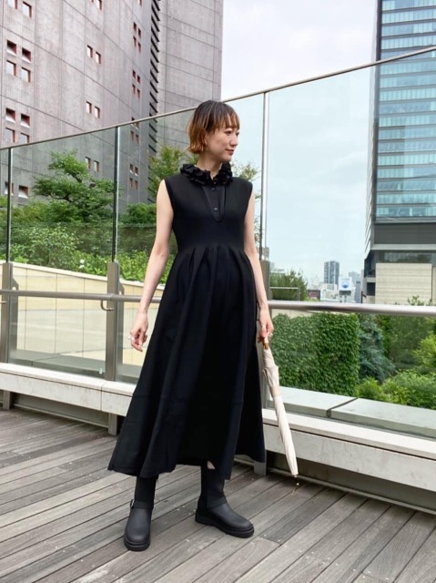 【コーディネートポイント】
わたしは雨の日はだんぜんワンピースやスカートを着ます。
ワンピースは深いＶネックなのでインナーで印象が変わります。