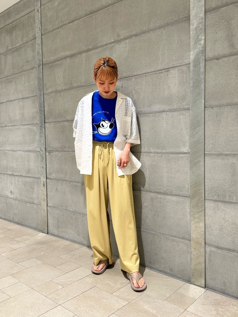 【コーディネート】
リラックス感のあるTシャツとイージーパンツに、レオパード柄のシアーシャツを合わせて、女性らしい抜け感のあるコーディネートにいたしました。