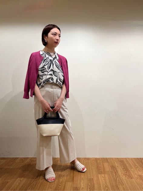 🍃柄ブラウスが主役🌿

麻ライク素材のブラウス🌱

柄は大きめですがブラウス自体のデザインがシンプルなのと、ベースのカラーがキナリ色なので意外と難しくなく、本当にどんなボトムにもしっくりきました🌈

色味を抑えたコーデもオシャレですが、夏っぽくシアーカーディガンで華やかピンクを足してみました🦩