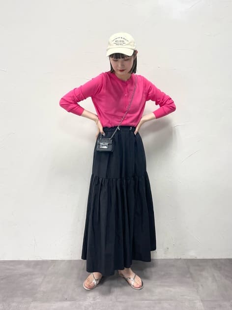 ◾︎カーディガン
しゃりっとしてて夏も着れる
ボタンしめてシアートップスでも使える
コンパクトなサイズ感でトレンド感あり

◾︎ ナイロンスカート
水を弾きやすいので雨の日に着たい
ウエストがドロストデザインで
総ゴムなのにインしてもオシャレ