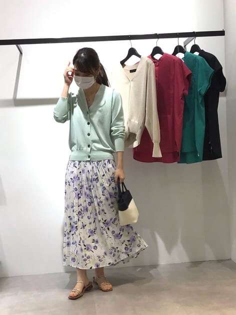 光沢感のあるカーディガン💕
使いやすい丈感でお仕事用にもおすすめです☺️
どんなボトムスでも合わせやすく長い期間でお召しいただけます✨
ご自宅で洗えます♪
プリーツスカート💕
女性らしいフラワー柄はお出掛けシーンにもぴったりです❣️
歩いた時に揺れる姿がとても素敵です✨
甘すぎず、適度な女性らしさを演出できます🌈

是非、チェックしていただけたら嬉しいです🌈