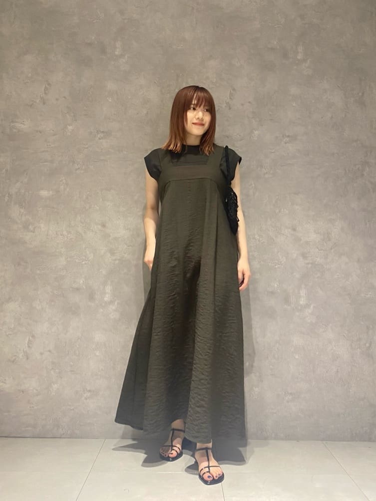 【コーディネートポイント】
キャミワンピースを主役に、全体をダークトーンでまとめました。ワンピースはコンパクトなTシャツと合わせるのもおすすめです♪